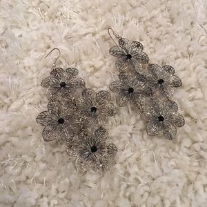 Flower dangle earrings